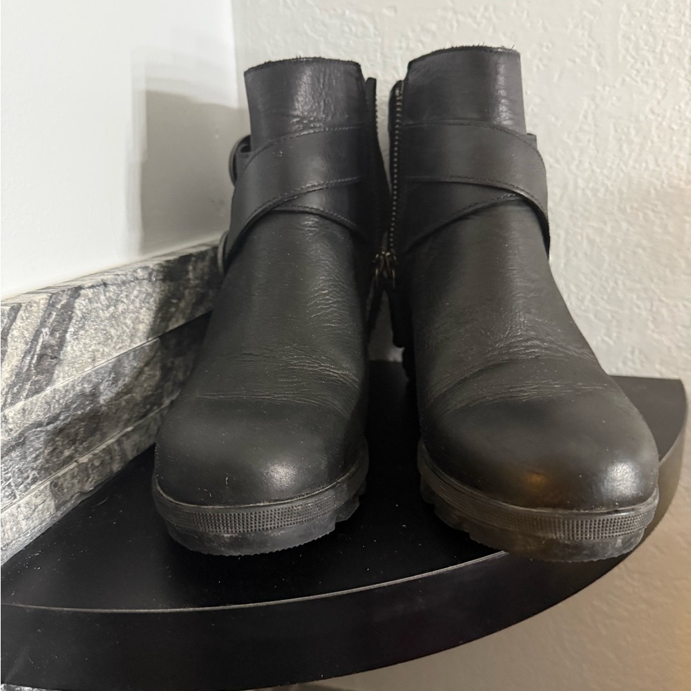 Sorel Joan of Arctic Wedge II Black Leather Ankle Bootie with Buckle - Picture 3 of 4